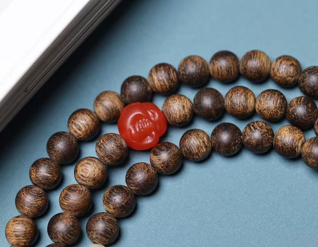 Natural Agarwood & Amber Smiling Buddha Bracelet – 0.6×108 Beads, Rich Resin, Sweet Fragrance, 17.5g