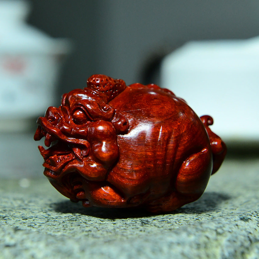 Indian Small-Leaf Red Sandalwood Pixiu Sculpture – Handcrafted Wealth & Fortune Amulet, Evil-Warding Wooden Art Decor