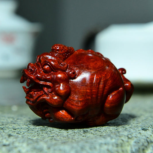Indian Small-Leaf Red Sandalwood Pixiu Sculpture – Handcrafted Wealth & Fortune Amulet, Evil-Warding Wooden Art Decor