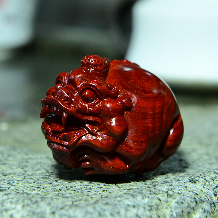 Indian Small-Leaf Red Sandalwood Pixiu Sculpture – Handcrafted Wealth & Fortune Amulet, Evil-Warding Wooden Art Decor